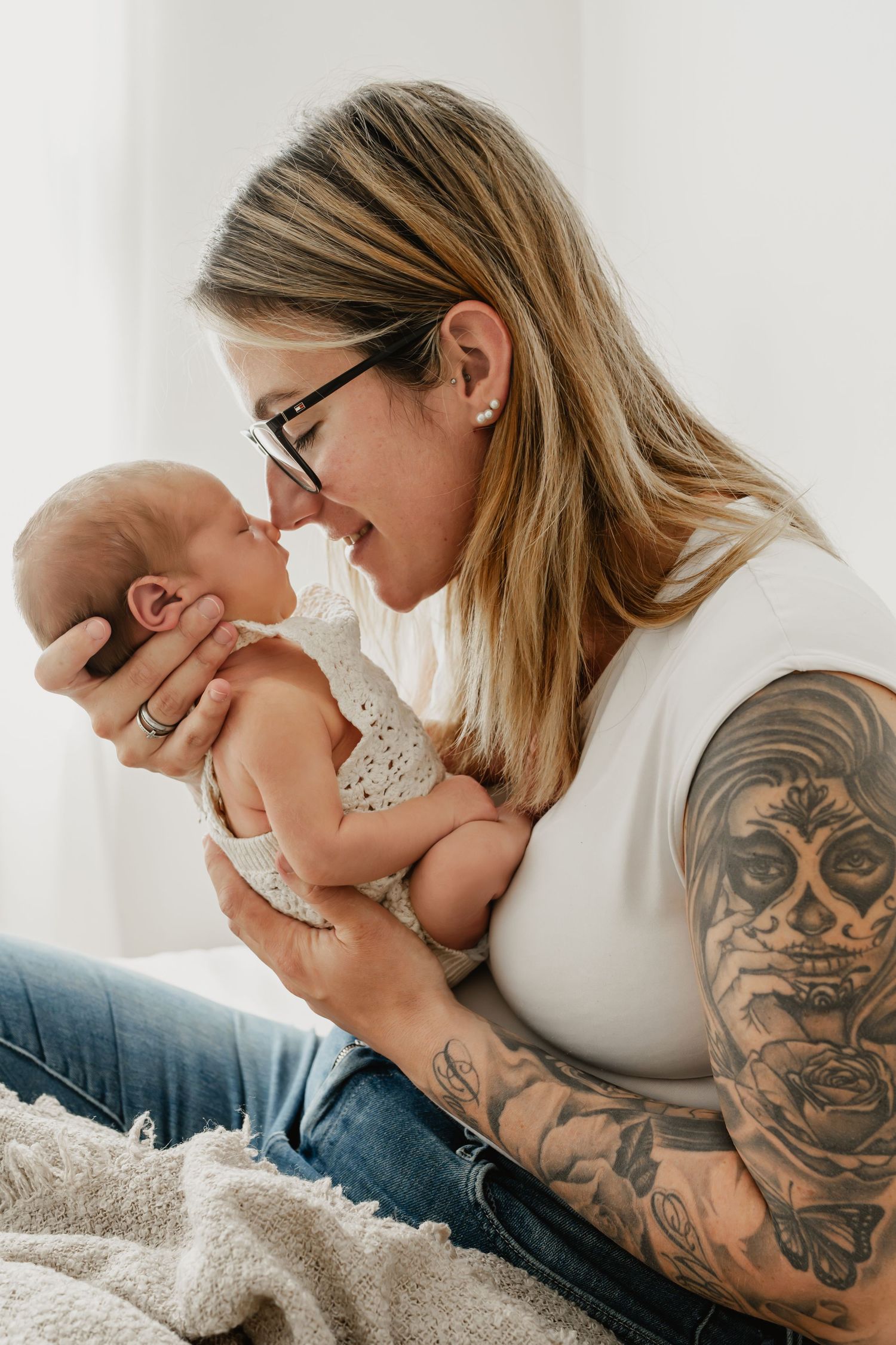 Mama schaut ihr Baby liebevoll an beim Babyfotoshooting Wien