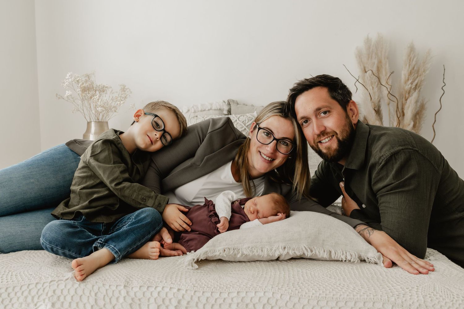 Familienfoto auf dem Shooting-Bett im Fotoatelier Stockerau beim Babyfotoshooting