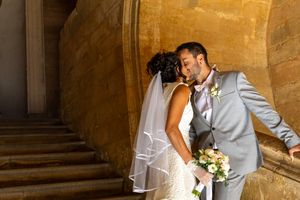 Baiser des mariés dans un décor en pierre, photographe mariage Provence et Aix-en-Provence WA Visuel.