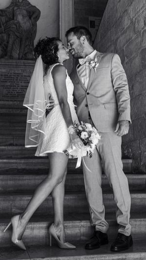 Photo noir et blanc des mariés dans un escalier, mariage romantique en Provence par WA Visuel.