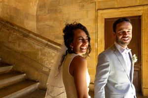 Portrait des mariés dans un escalier en pierre, reportage photo mariage en Provence à Aix-en-Provence.