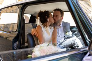 Couple de mariés dans une voiture ancienne, photo de mariage en Provence près d’Aix par WA Visuel.