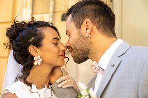 Portrait naturel des mariés souriants, photographe mariage Provence et Aix-en-Provence WA Visuel.