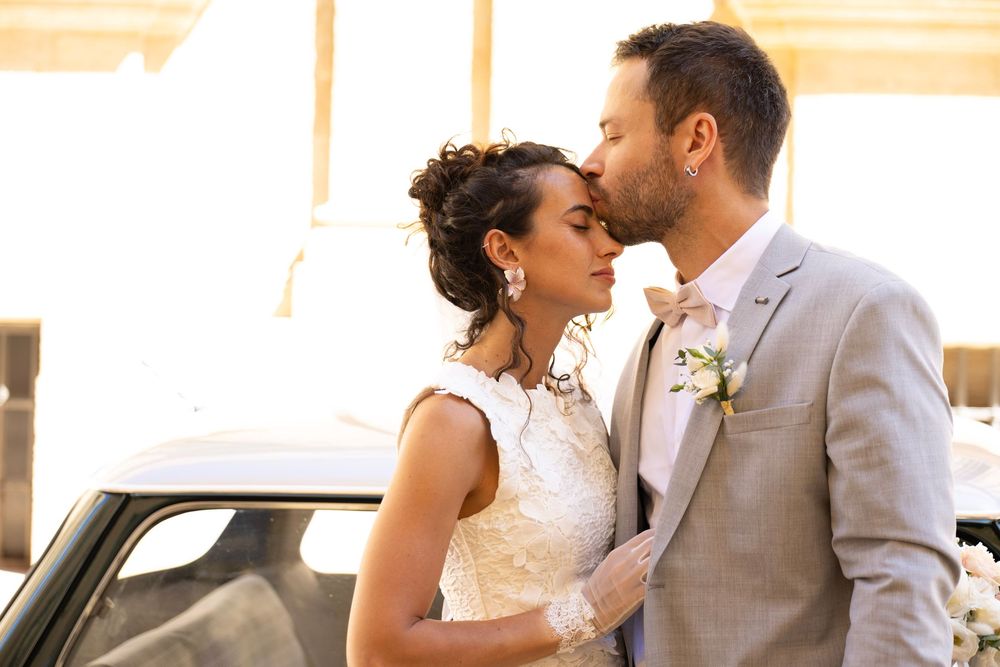 Baiser des mariés près d’une voiture ancienne, photo de mariage élégante en Provence par WA Visuel.