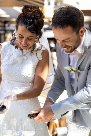 Mariés complices pendant la cérémonie, reportage photo de mariage en Provence à Aix-en-Provence.