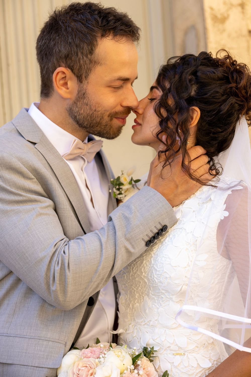 Portrait tendre des mariés en Provence, photographe mariage à Aix-en-Provence par WA Visuel.