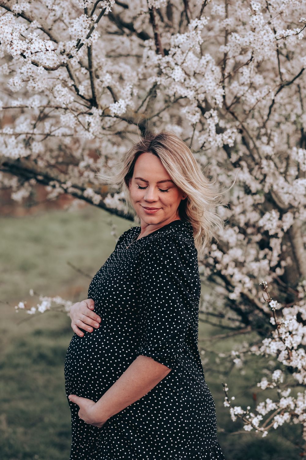 a women holds her baby bump for a maternity photoshoot