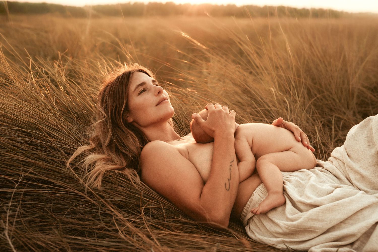 Javea Photographer specializing in emotional family and motherhood photography on the Costa Blanca. Sunset sessions, storytelling