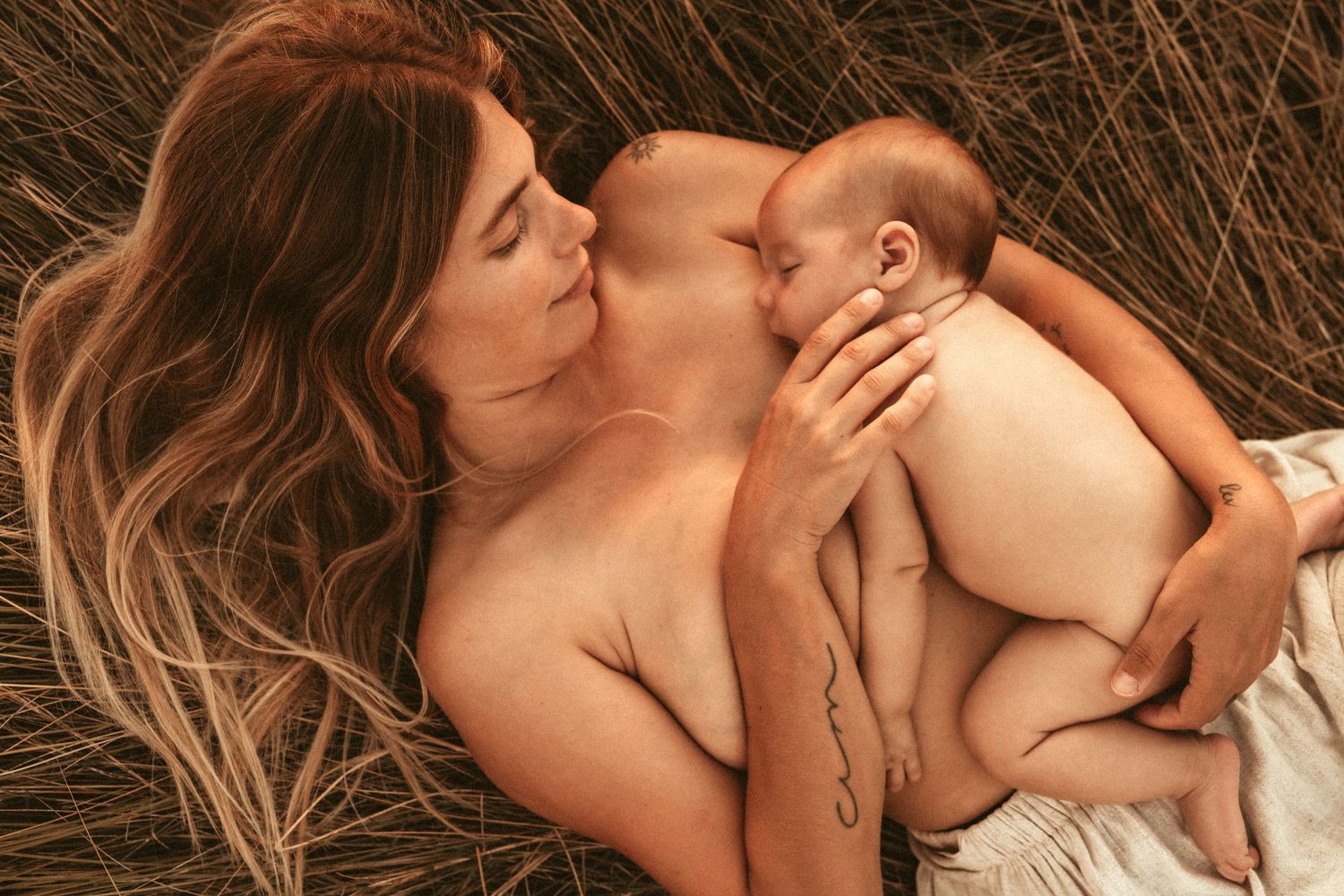 Javea Photographer specializing in emotional family and motherhood photography on the Costa Blanca. Sunset sessions, storytelling