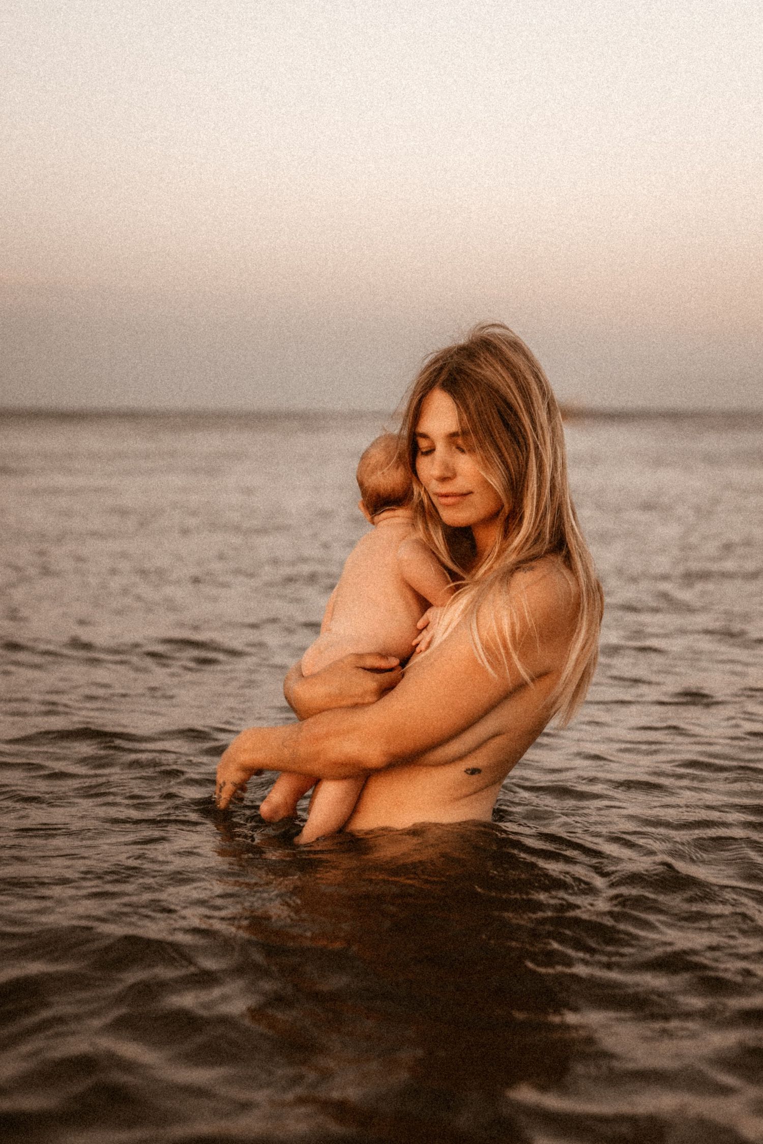 Javea Photographer specializing in emotional family and motherhood photography on the Costa Blanca. Sunset sessions, storytelling