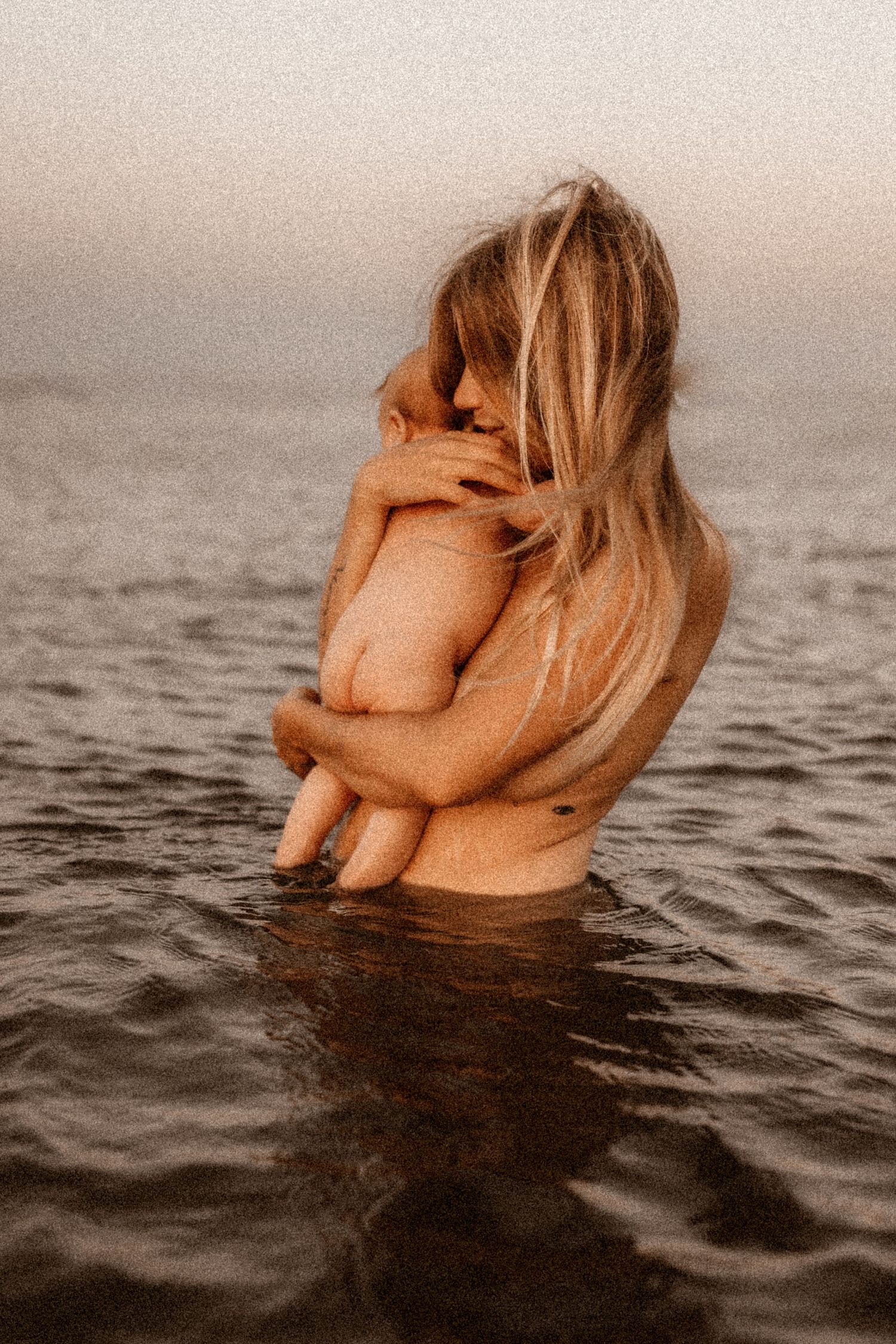 Javea Photographer specializing in emotional family and motherhood photography on the Costa Blanca. Sunset sessions, storytelling
