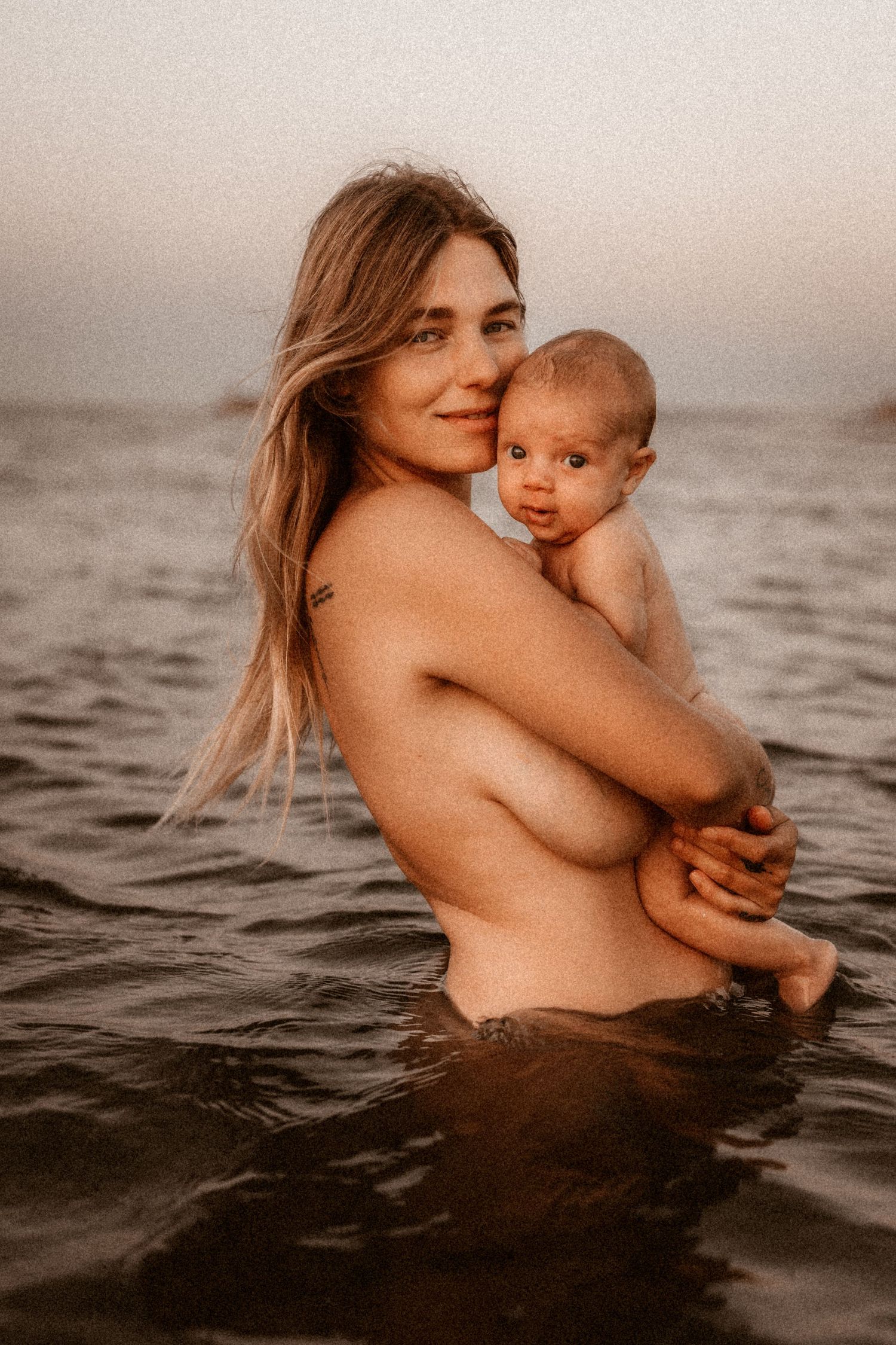 Javea Photographer specializing in emotional family and motherhood photography on the Costa Blanca. Sunset sessions, storytelling
