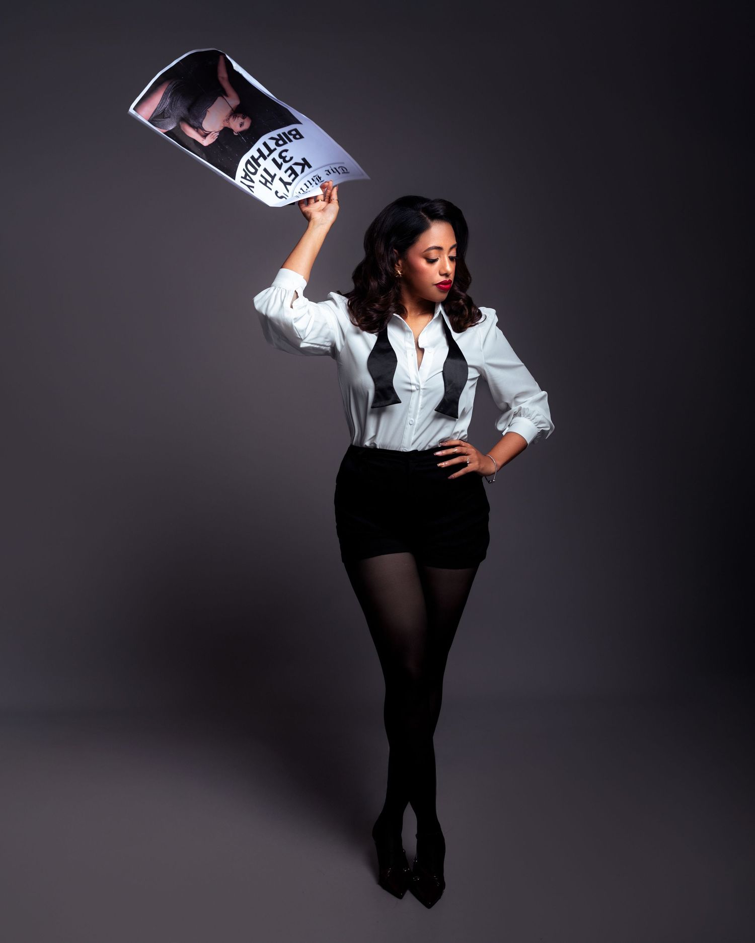 Sesion de fotos cumpleaños bizcocho, maquillaje fondo gris en la republica dominicana