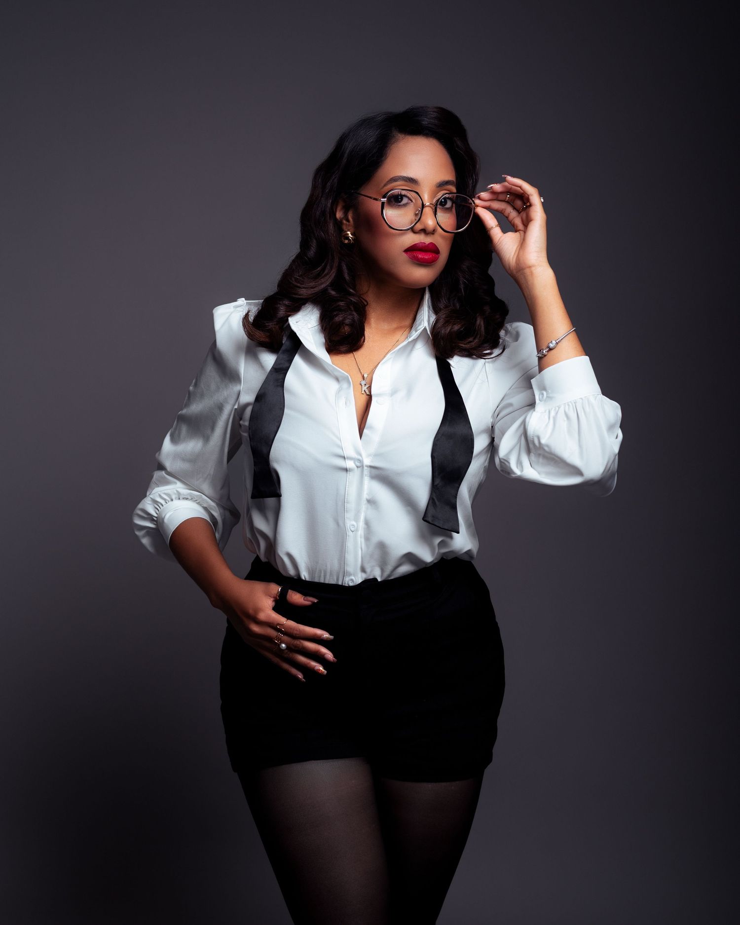 Sesion de fotos cumpleaños bizcocho, maquillaje fondo gris en la republica dominicana
