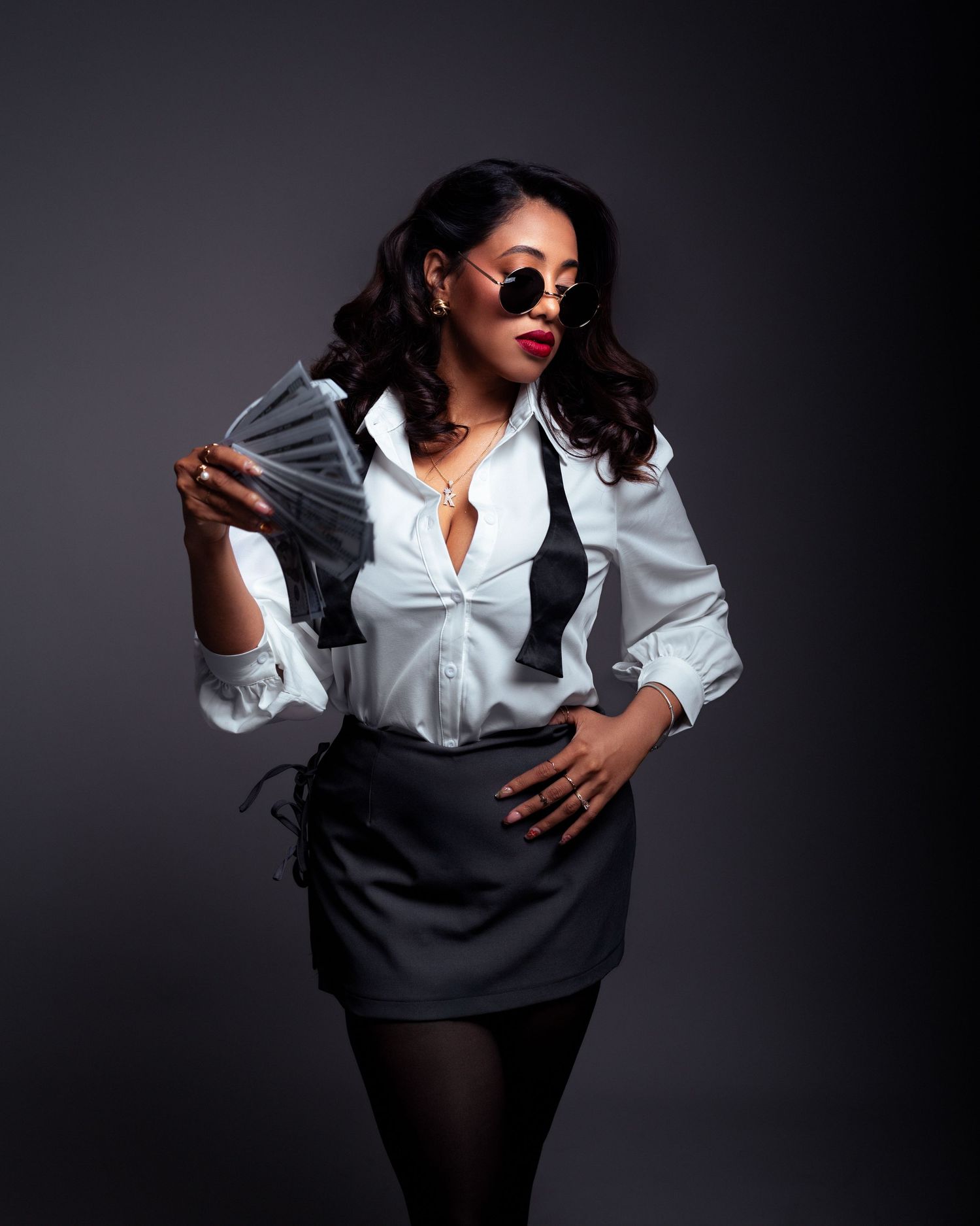 Sesion de fotos cumpleaños bizcocho, maquillaje fondo gris en la republica dominicana