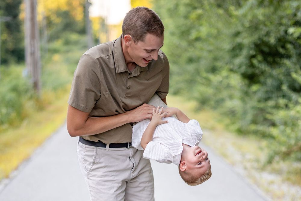 Springfield, IL Photographer captures a dad playing with his son during a photo session in Central Il
