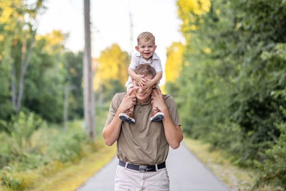 Springfield, IL Photographer captures a boy on his dad's shoulders goofing off during a session in Central IL