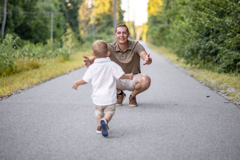 Springfield, IL Photographer captures a boy running to hug his dad during a photo session in Central IL