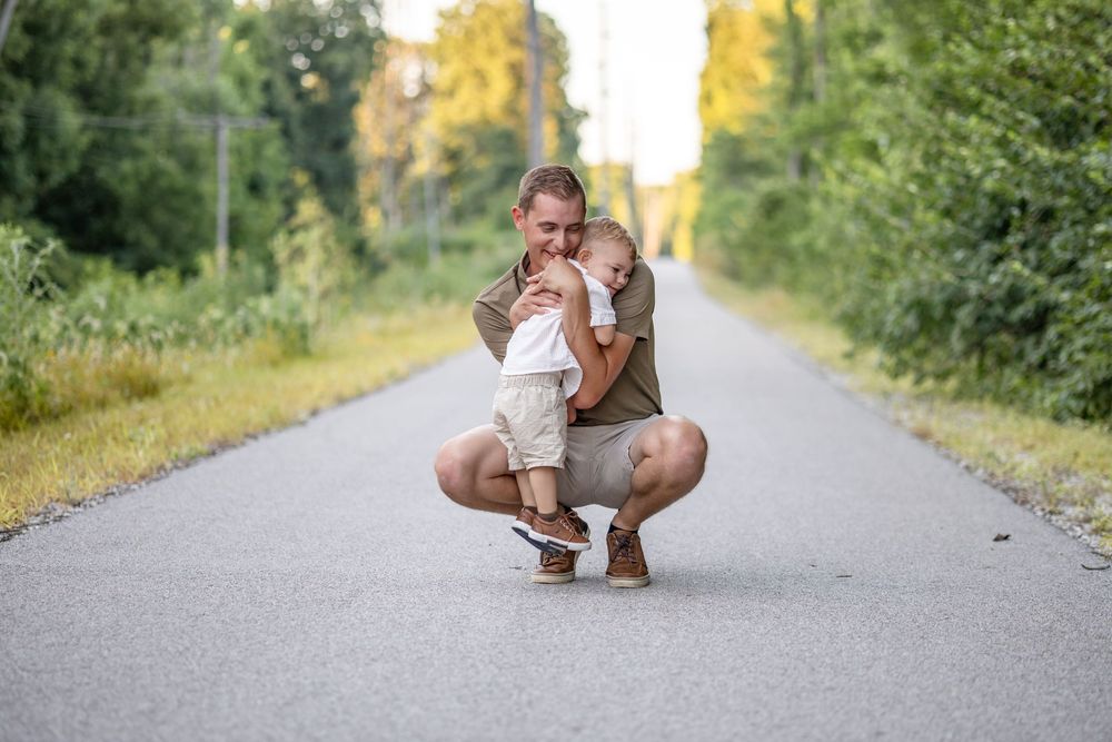Springfield, IL Photographer captures a dad hugging his son during a photo session in Central IL