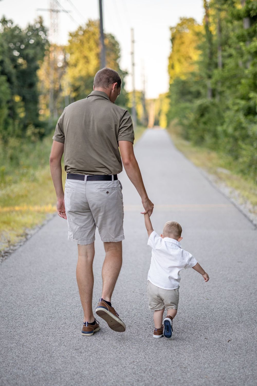 Springfield, IL Photographer captures a dad holding his son walking during a photo session in Central IL