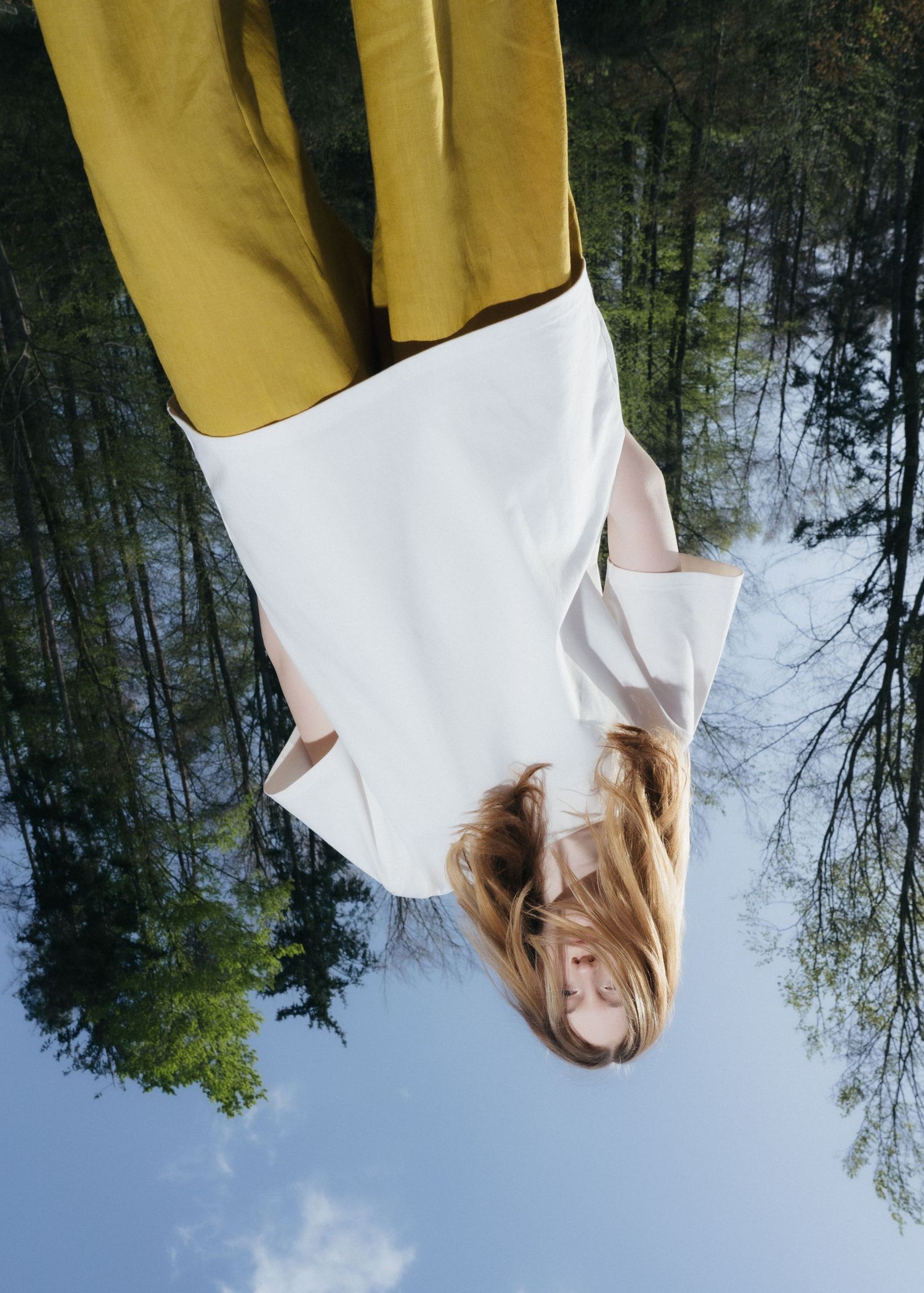 Imagefotografie fürs stoff.werk, pinke Hose, weißes Shirt, Hand am unteren Rücken - präsenter Ring am Zeigefinger.