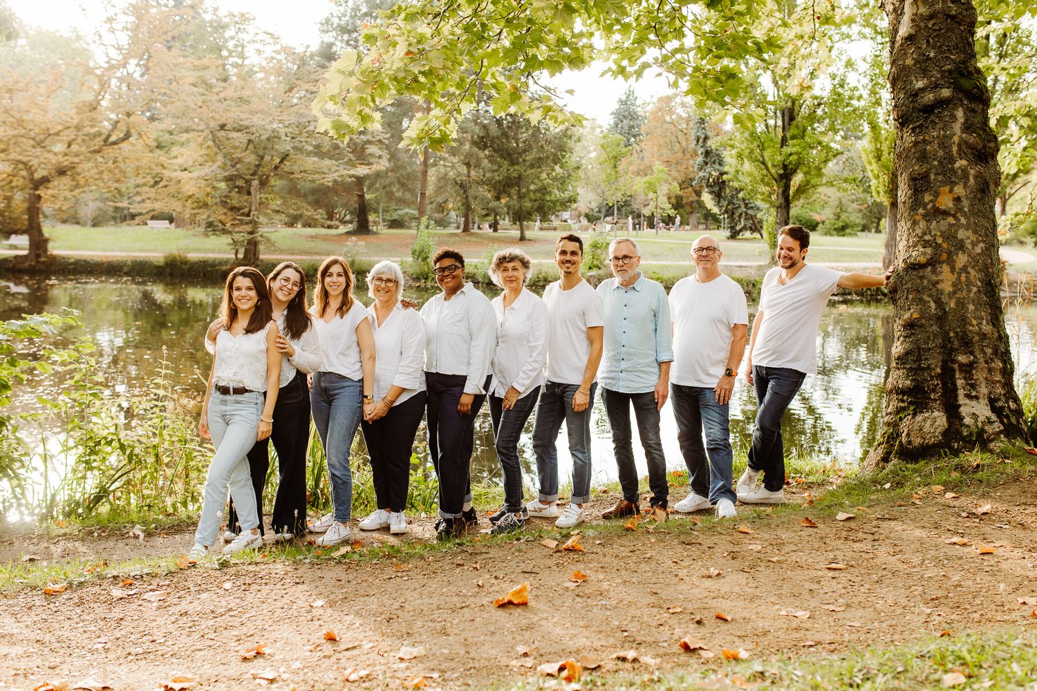 séance photo groupe en extérieur en automne près de l’eau dans les Yvelines