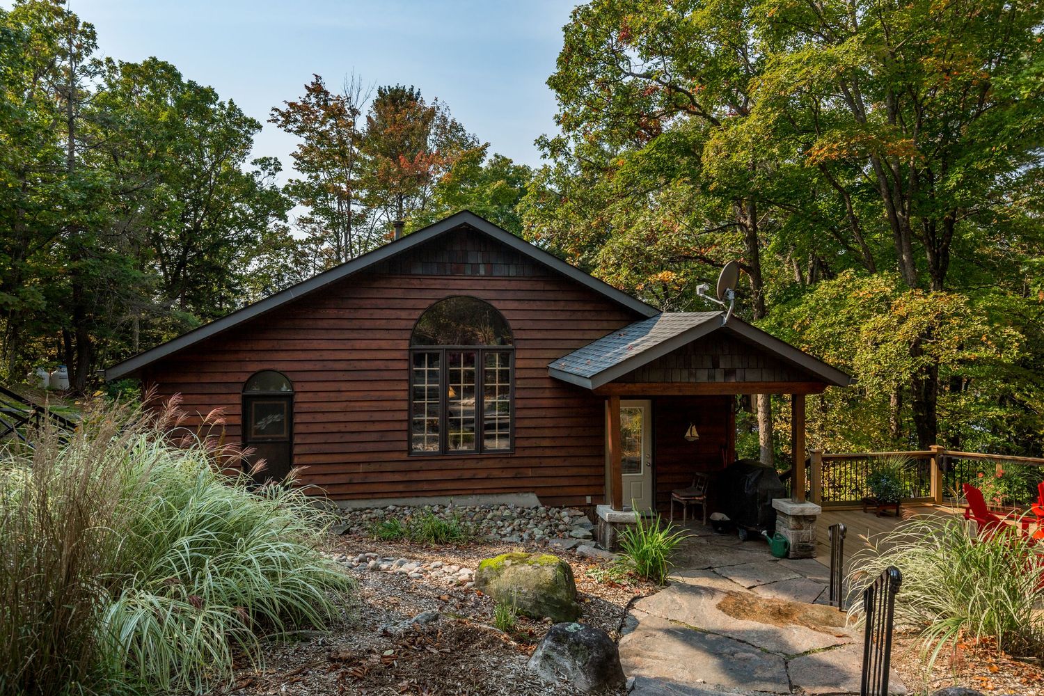 A photo of a cottage in Muskoka Lakes Ontario for a real estate listing in Muskoka photographed by Sarah Tennant