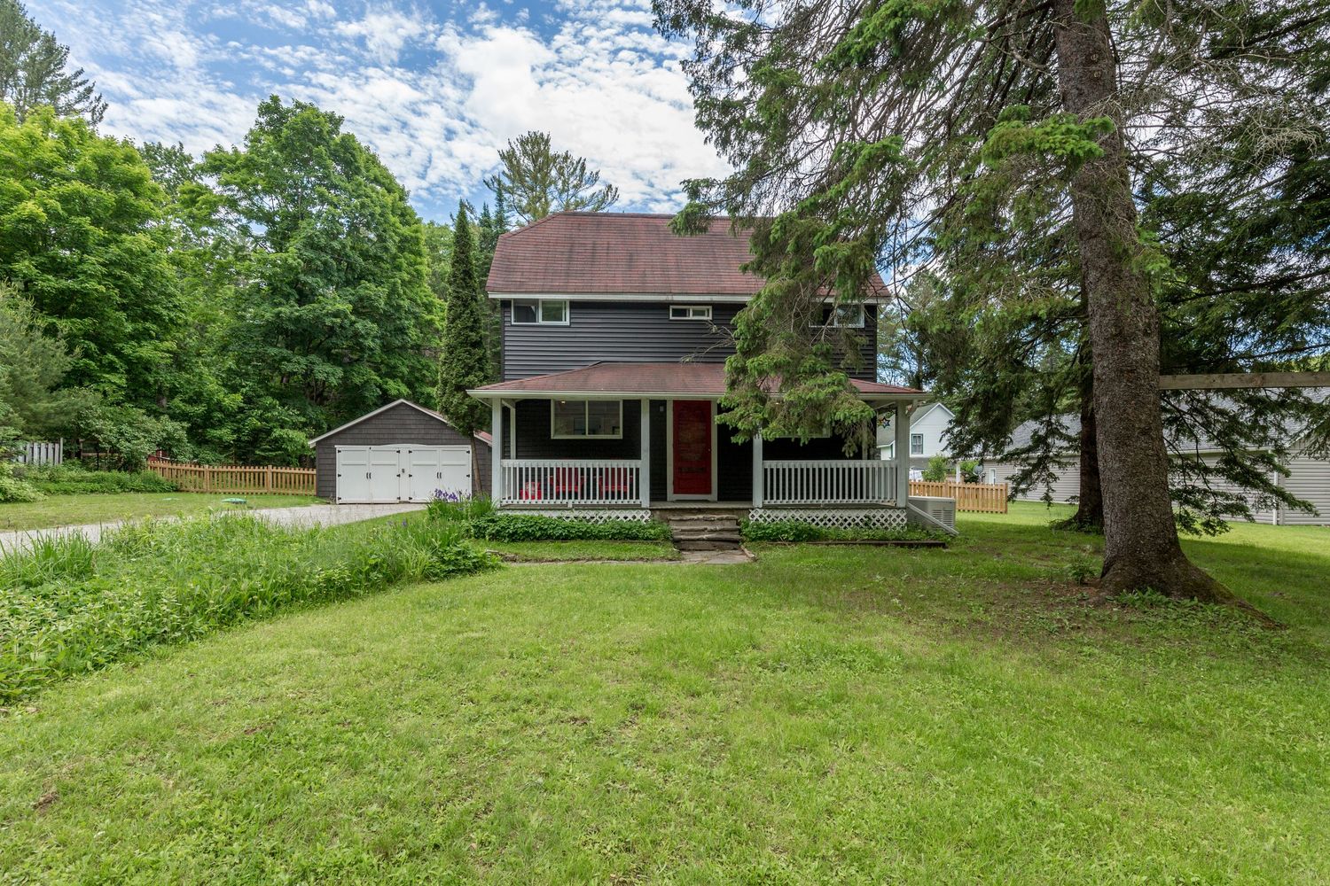 A photo of a detached home in Port Sydney Ontario for a real estate listing in Muskoka photographed by Sarah Tennant