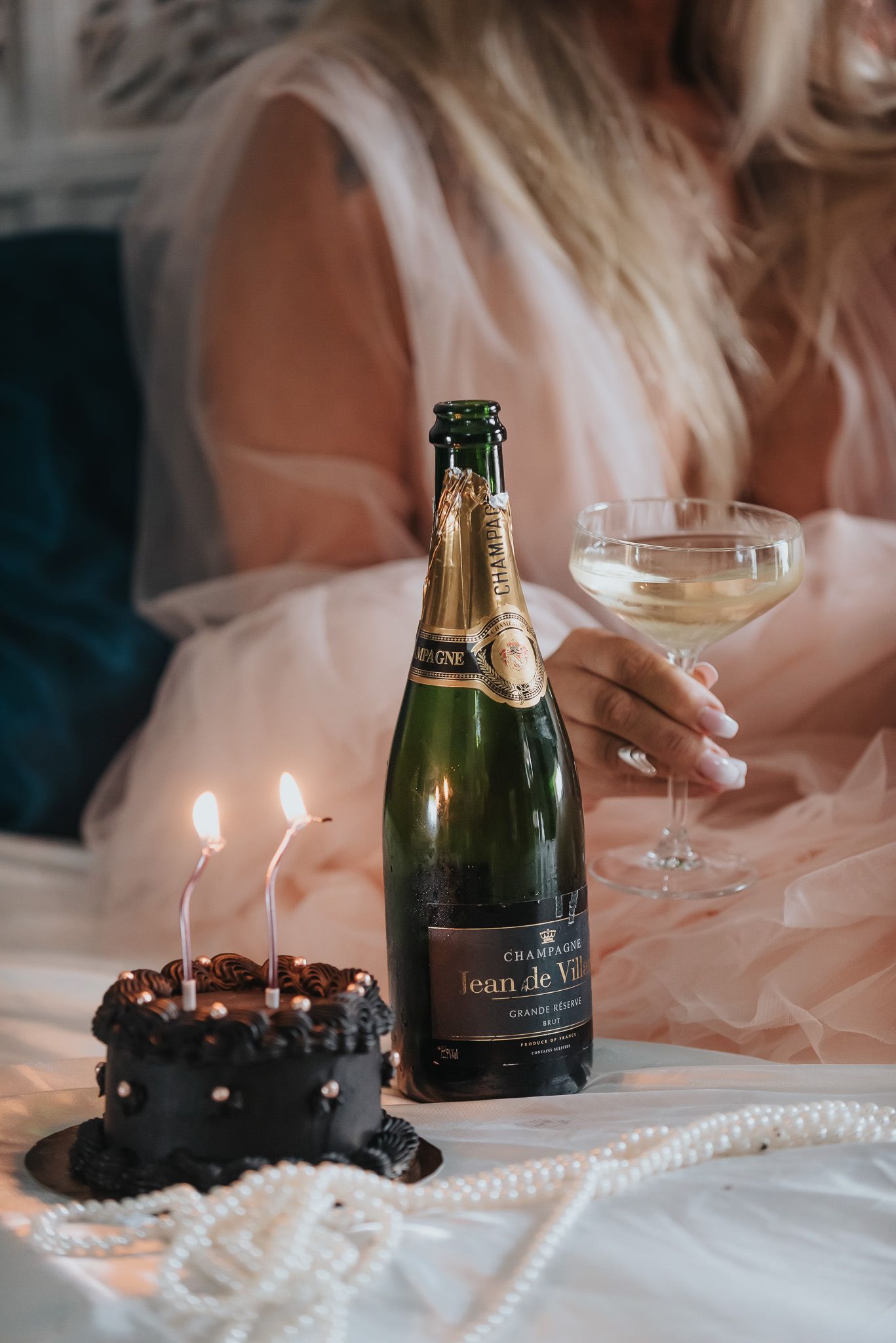 Elegant boudoirfoto för att fira din födelsedag.