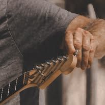 Accordage de guitare, photographie artistique et musicale en gros plan