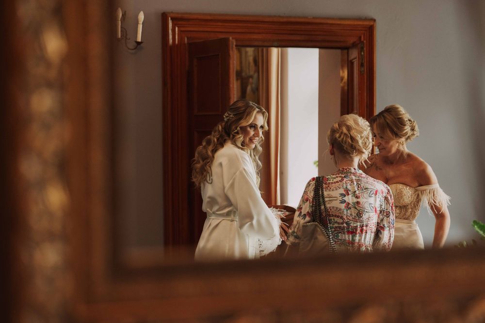 Druhny pomagają Pannie Młodej w dniu ślubu