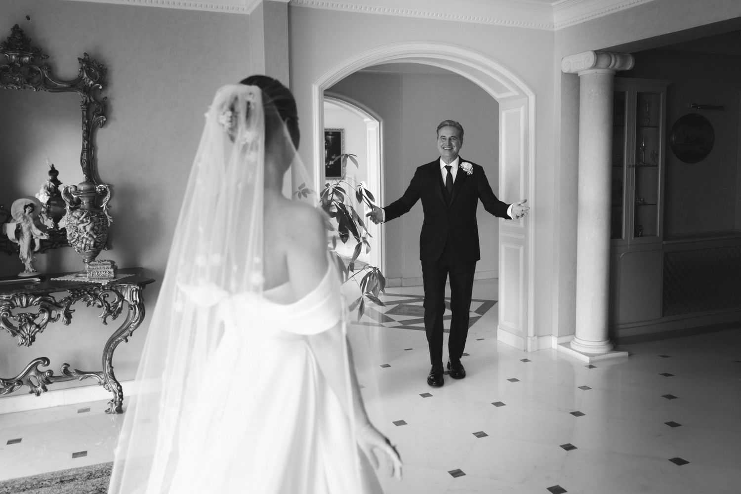Incontro emozionante tra padre e sposa durante i preparativi del matrimonio in Liguria