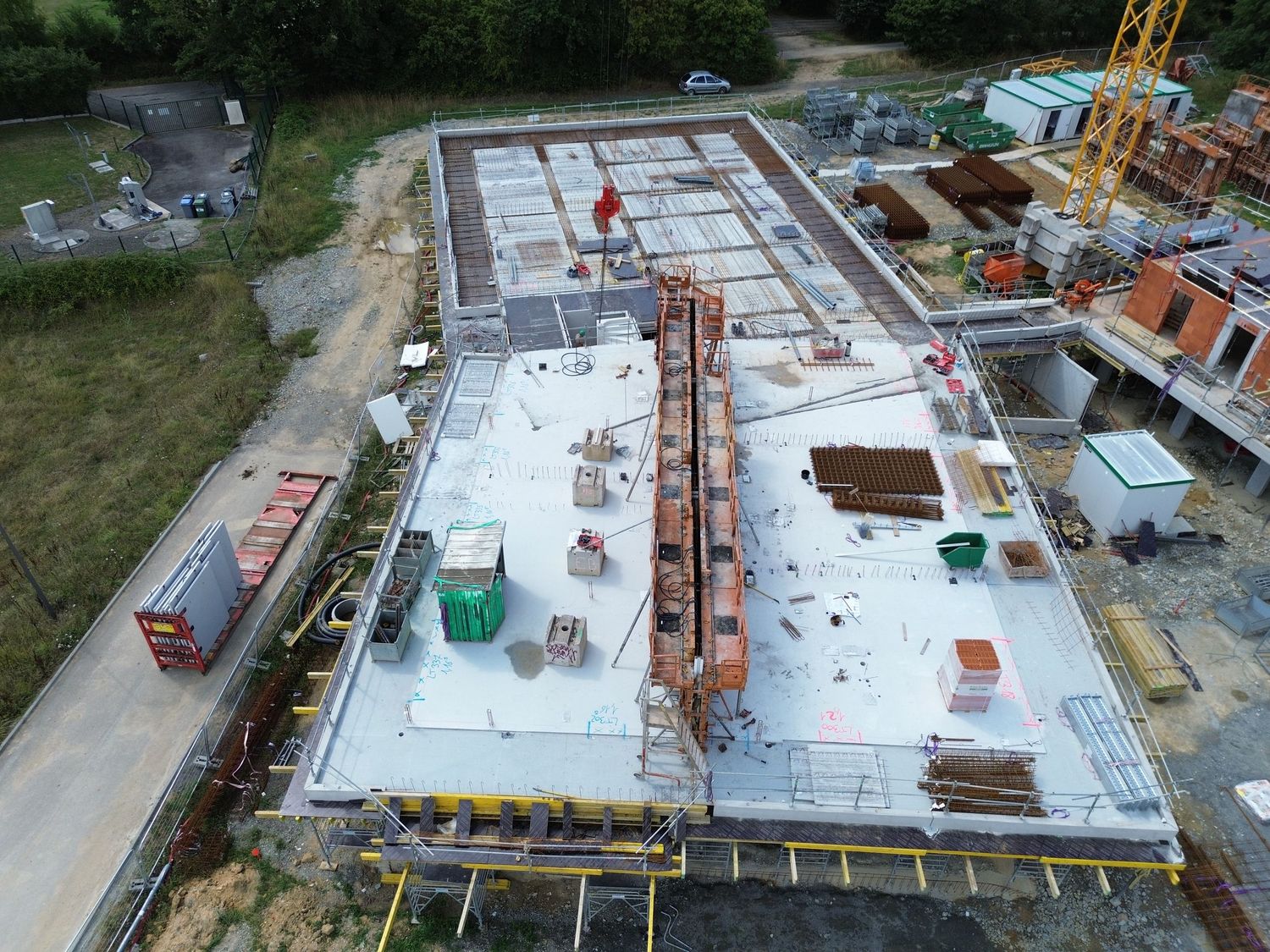 Photo drone chantier Morbihan – vue aérienne dalle béton et avancement construction logement collectif