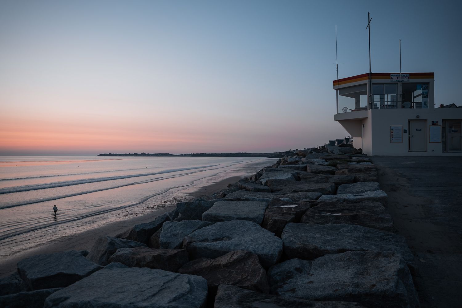 Coucher de soleil sur la plage de Saint-Pair-sur-Mer dans le département de la Manche en Normandie