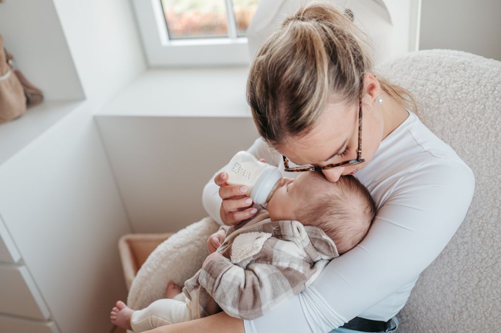 Melissa Stuer Photography Moederschapsfotograaf Moerbeke Oost-Vlaanderen kraamreportage nieuw leven newborn mama en zoon flesje knuffel kus