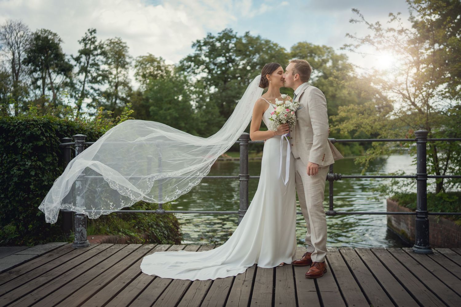 Hochzeitsfotograf Berlin Brautpaar Shooting während der Schleier der Braut im Wind tanzt.