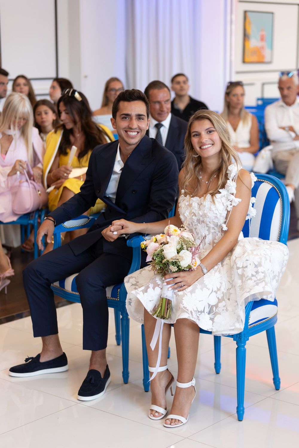 Jeunes mariés à Nice, profitent d'un moment romantique sur la Côte d'Azur lors de leur mariage pour la cérémonie de mairie