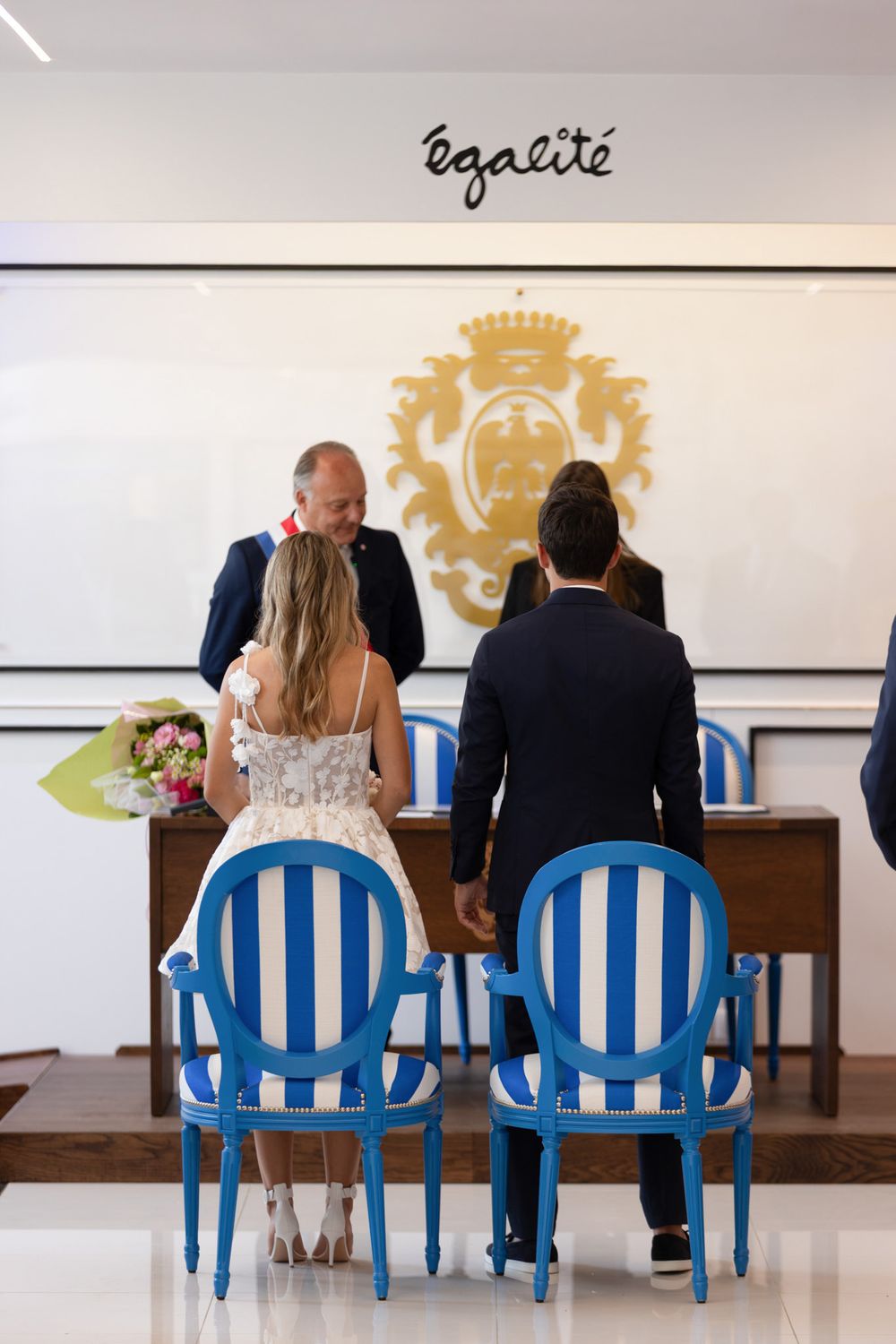 Jeunes mariés à Nice, profitent d'un moment romantique sur la Côte d'Azur lors de leur mariage pour la cérémonie de mairie
