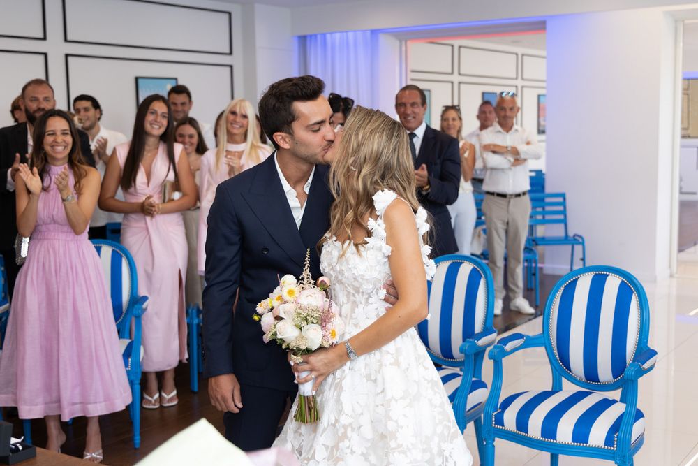 Jeunes mariés à Nice, profitent d'un moment romantique sur la Côte d'Azur lors de leur mariage pour la cérémonie de mairie