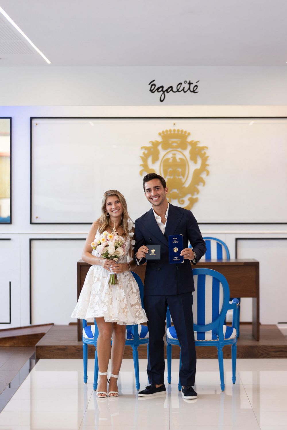 Jeunes mariés à Nice, profitent d'un moment romantique sur la Côte d'Azur lors de leur mariage pour la cérémonie de mairie