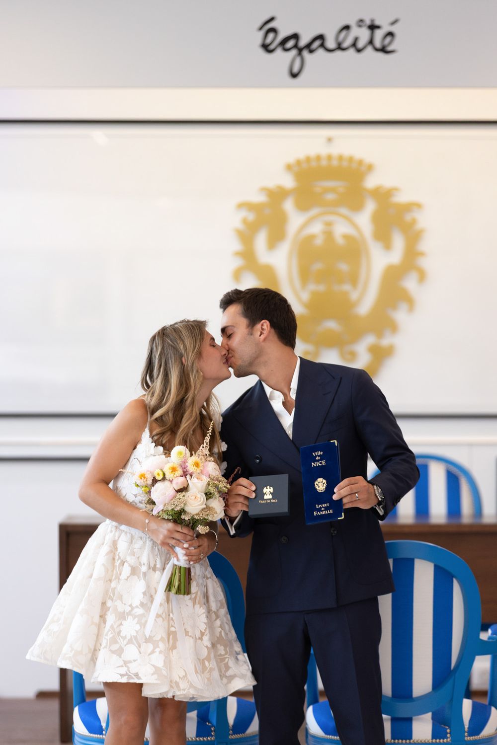 Jeunes mariés à Nice, profitent d'un moment romantique sur la Côte d'Azur lors de leur mariage pour la cérémonie de mairie