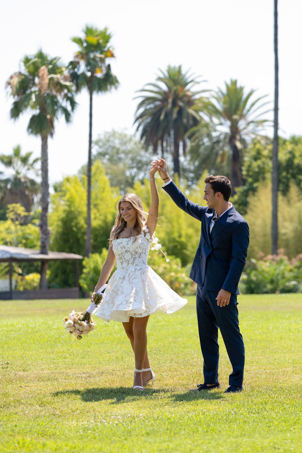 Jeunes mariés à Nice, profitent d'un moment romantique sur la Côte d'Azur lors de leur mariage pour la cérémonie de mairie