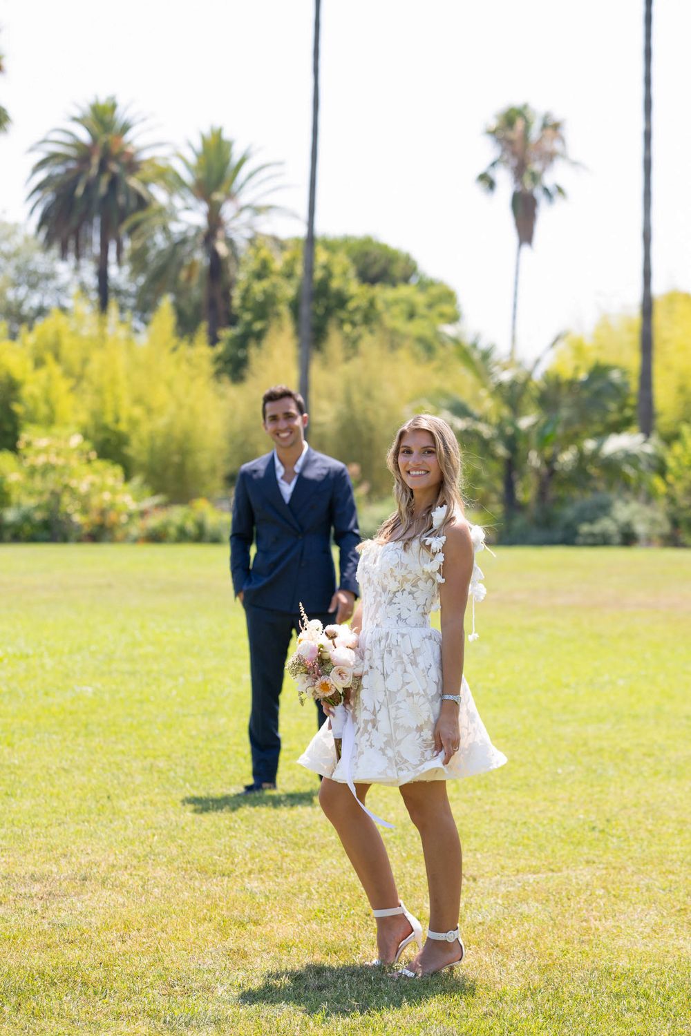 Jeunes mariés à Nice, profitent d'un moment romantique sur la Côte d'Azur lors de leur mariage pour la cérémonie de mairie