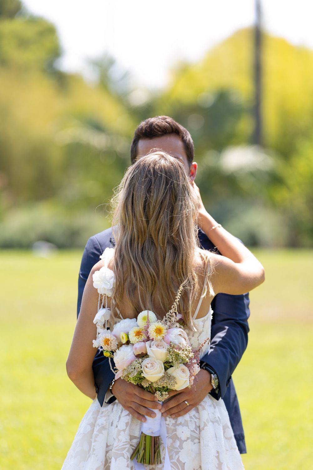 Jeunes mariés à Nice, profitent d'un moment romantique sur la Côte d'Azur lors de leur mariage pour la cérémonie de mairie