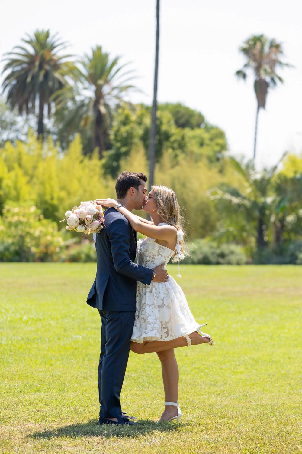 Jeunes mariés à Nice, profitent d'un moment romantique sur la Côte d'Azur lors de leur mariage pour la cérémonie de mairie