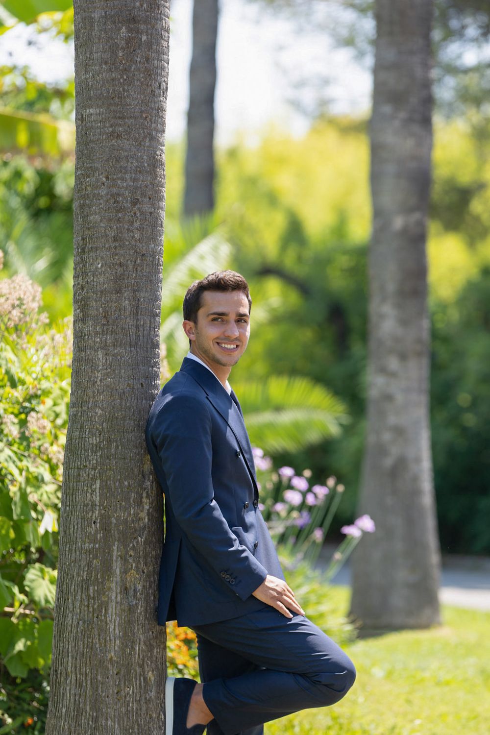 Jeunes mariés à Nice, profitent d'un moment romantique sur la Côte d'Azur lors de leur mariage pour la cérémonie de mairie