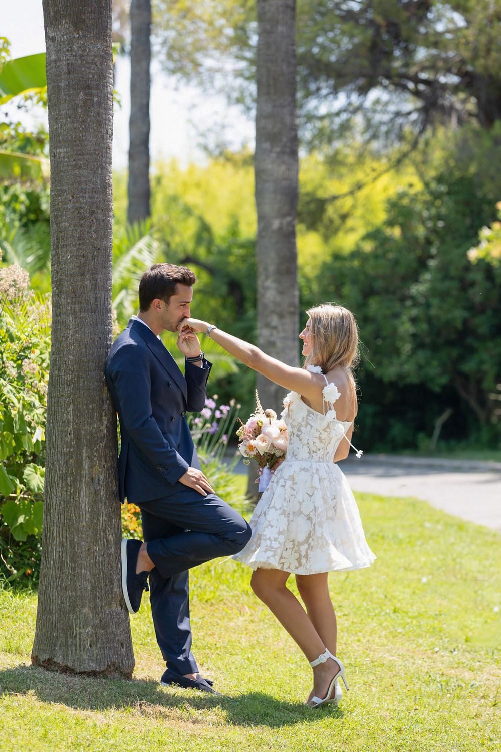 Jeunes mariés à Nice, profitent d'un moment romantique sur la Côte d'Azur lors de leur mariage pour la cérémonie de mairie