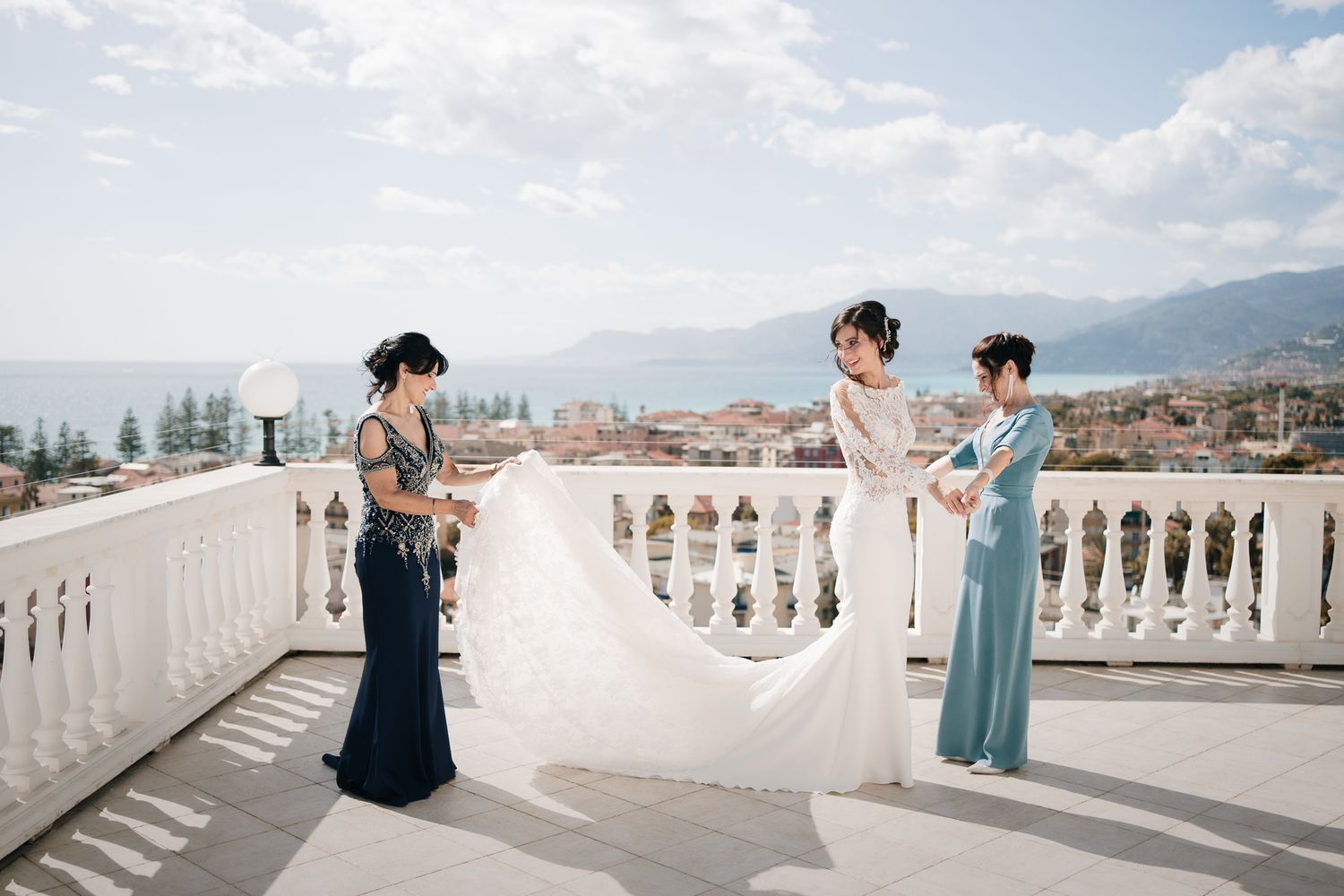 Matrimonio in Liguria: La sposa si prepara su una terrazza vista mare il giorno del suo matrimonio ad Alassio, in provincia di Savona.