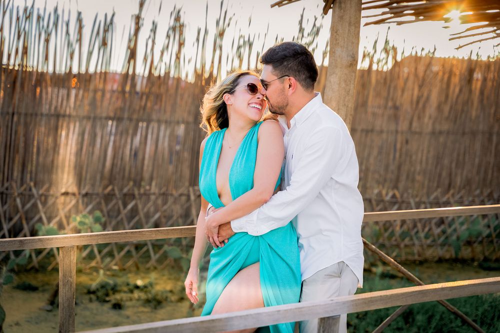 Pareja caminando por la arena en el Hotel Wayira Beach, capturados por fotógrafo de bodas profesional. Estética cinematográfica.