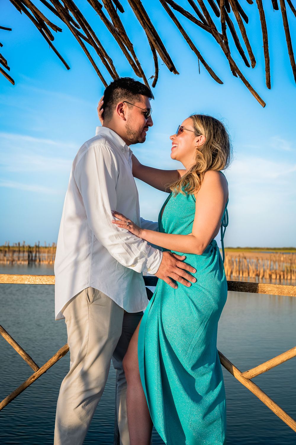 Novios abrazados en la playa con estilo editorial durante su sesión de fotografías preboda. Dirección de arte.